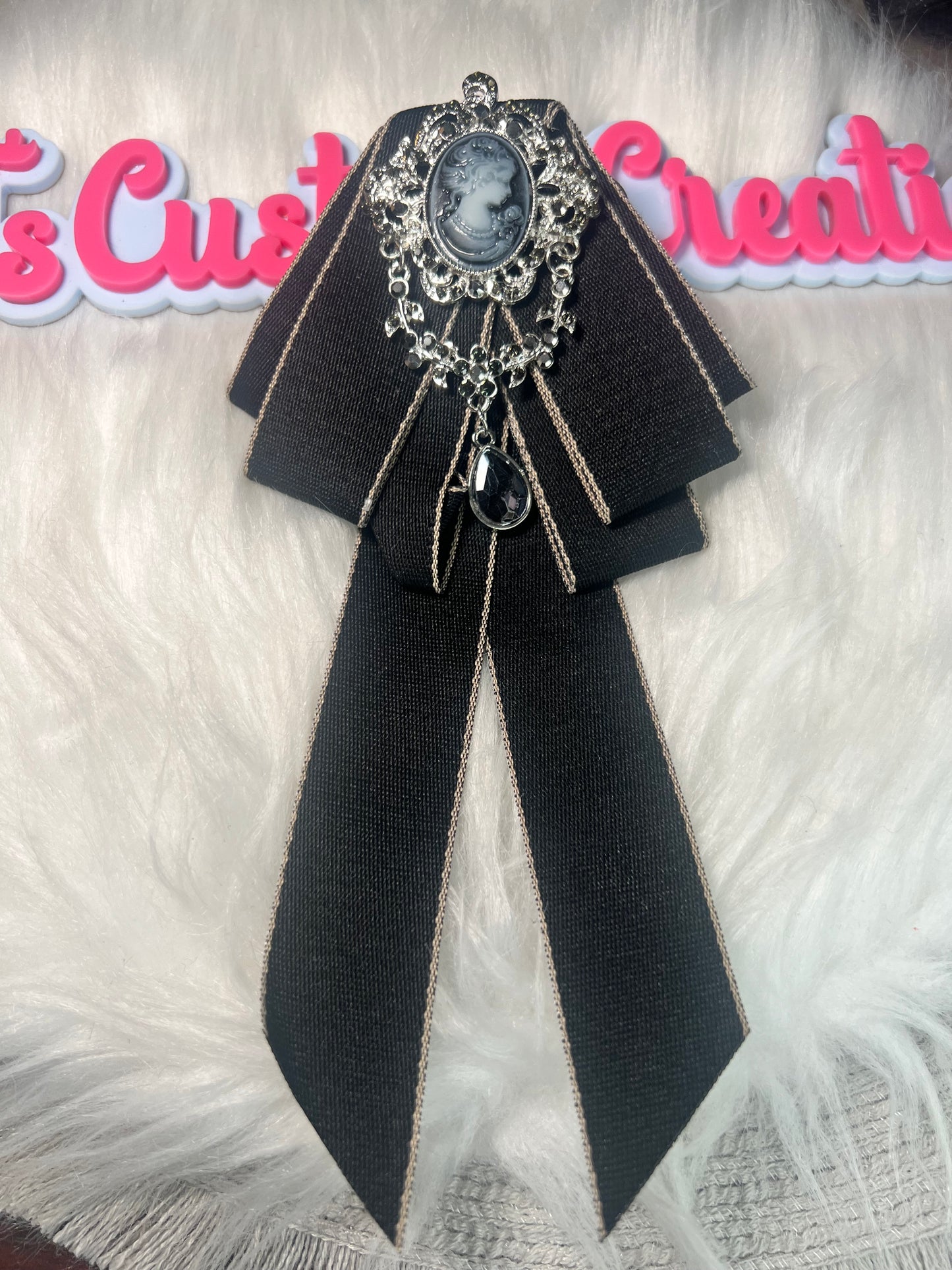 🖤 Black Cameo Vintage Brooch