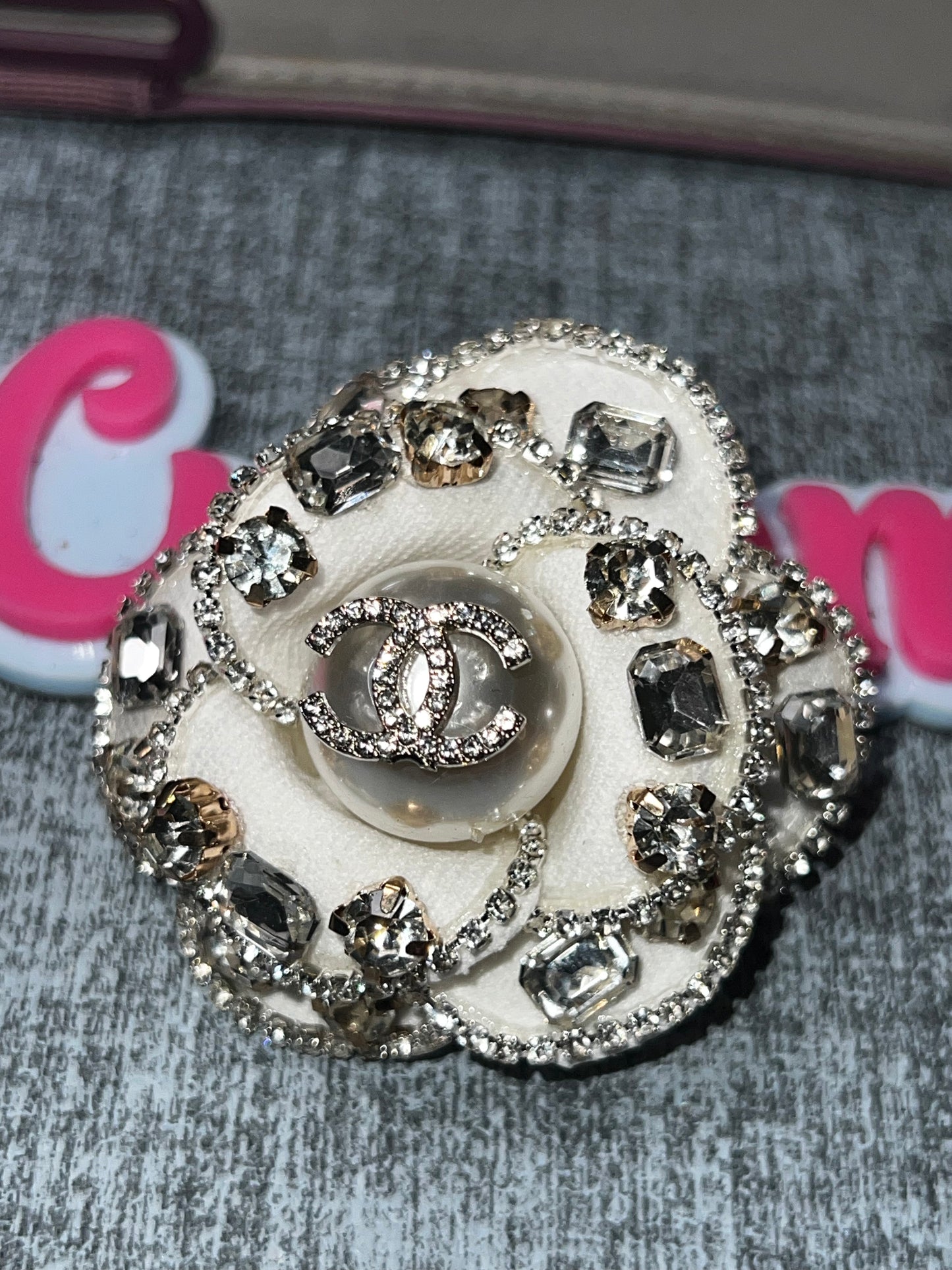 Pearl & Crystal Statement Brooch – Elegant Fashion Embellishment