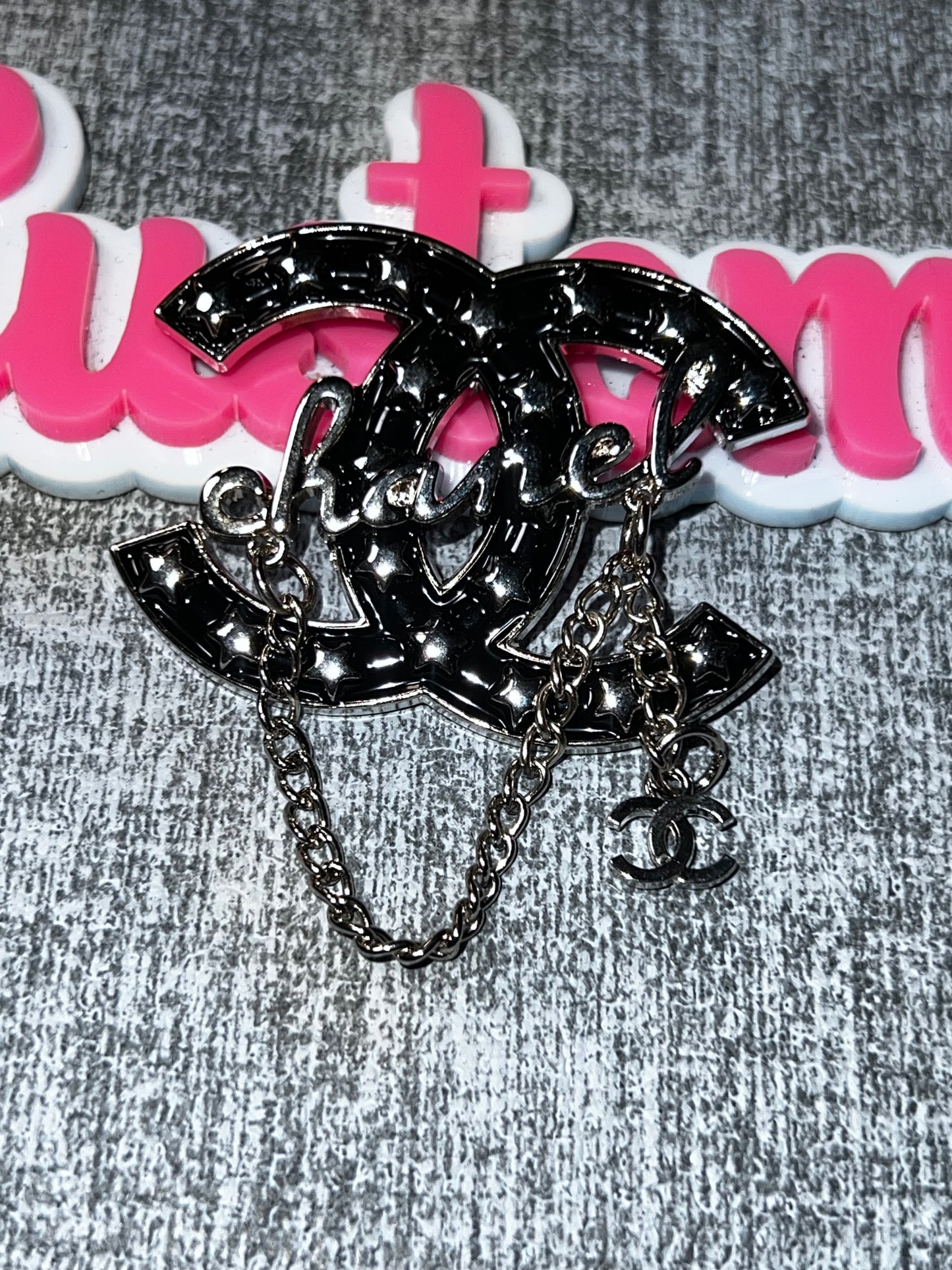 Black Star Chain Fashion Pin Brooch – Glam Decorative Accessory