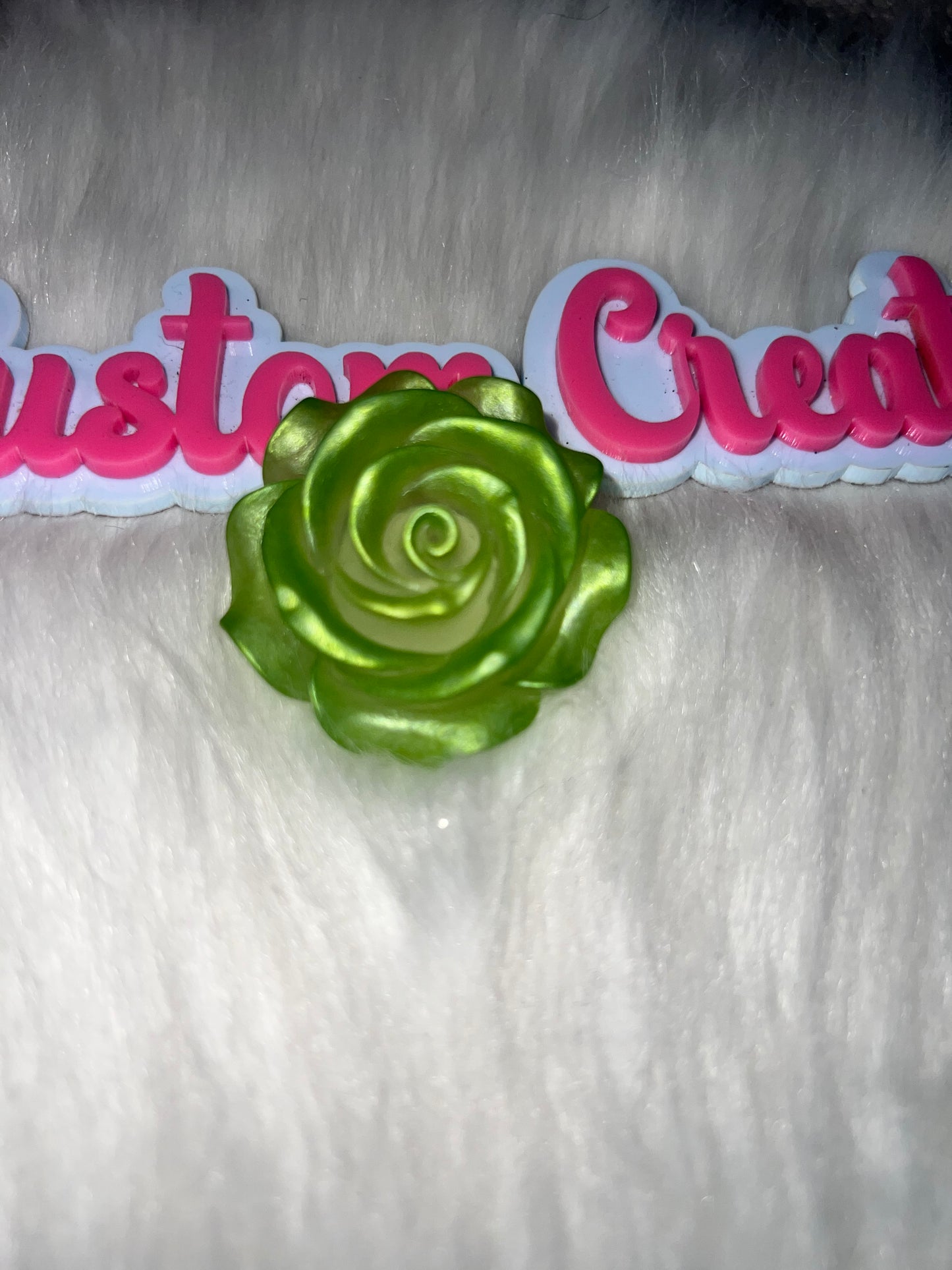 💚 Green Hard Plastic Rose – NON Iron On