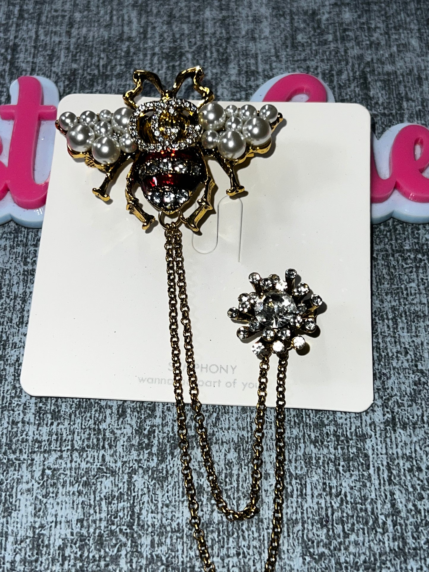 Rhinestone Bee Brooch Pin with Pearl Wings Chain Dangle Gold Statement Brooch Lapel Pin Jewelry