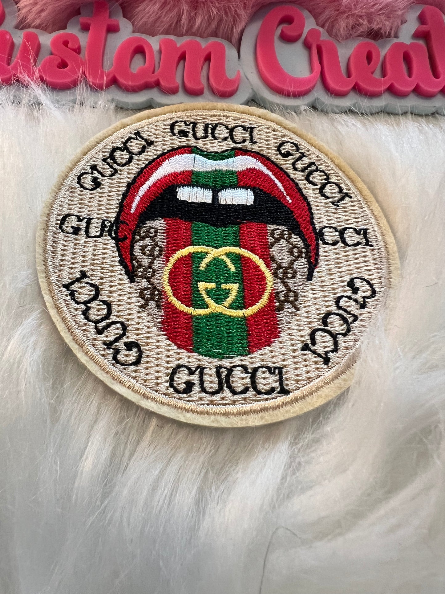 Tan Round Red Green GG Lip