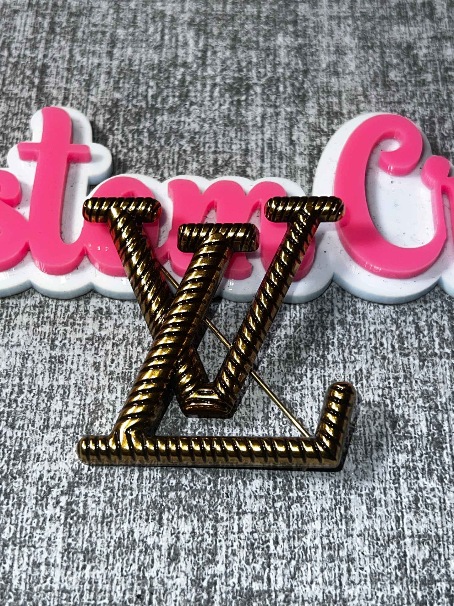 Luxury Style Rope Letter Brooch – Gold Fashion Pin Accessory