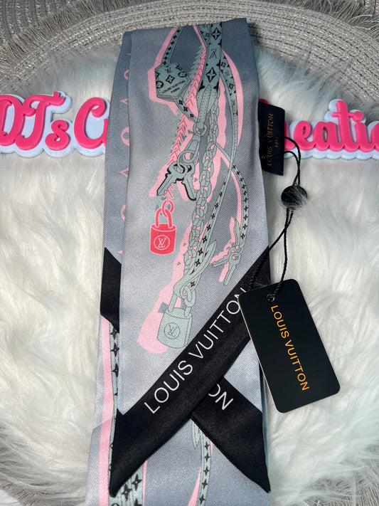 🩶 Louis Vuitton-Inspired Gray & Pink Chain Scarf