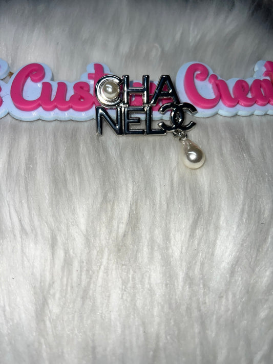 Letter Brooch Pin with Pearl Accent – Decorative Fashion Brooch