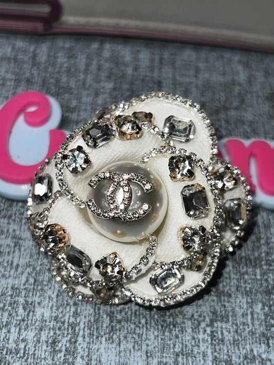 Pearl & Crystal Statement Brooch – Elegant Fashion Embellishment