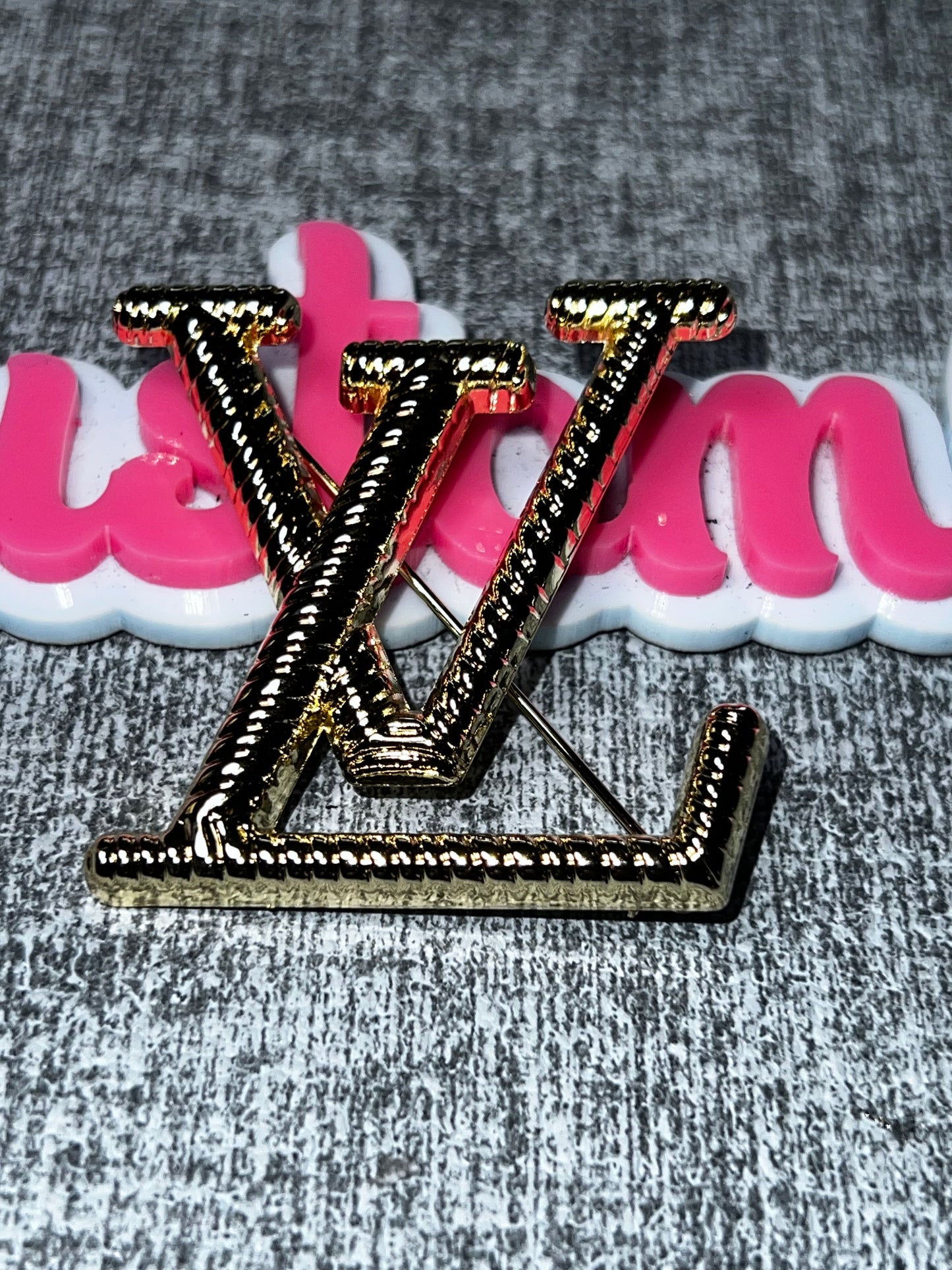 Luxury Style Rope Letter Brooch – Gold Fashion Pin Accessory