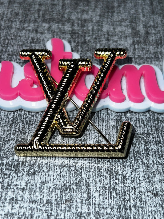 Luxury Style Rope Letter Brooch – Gold Fashion Pin Accessory