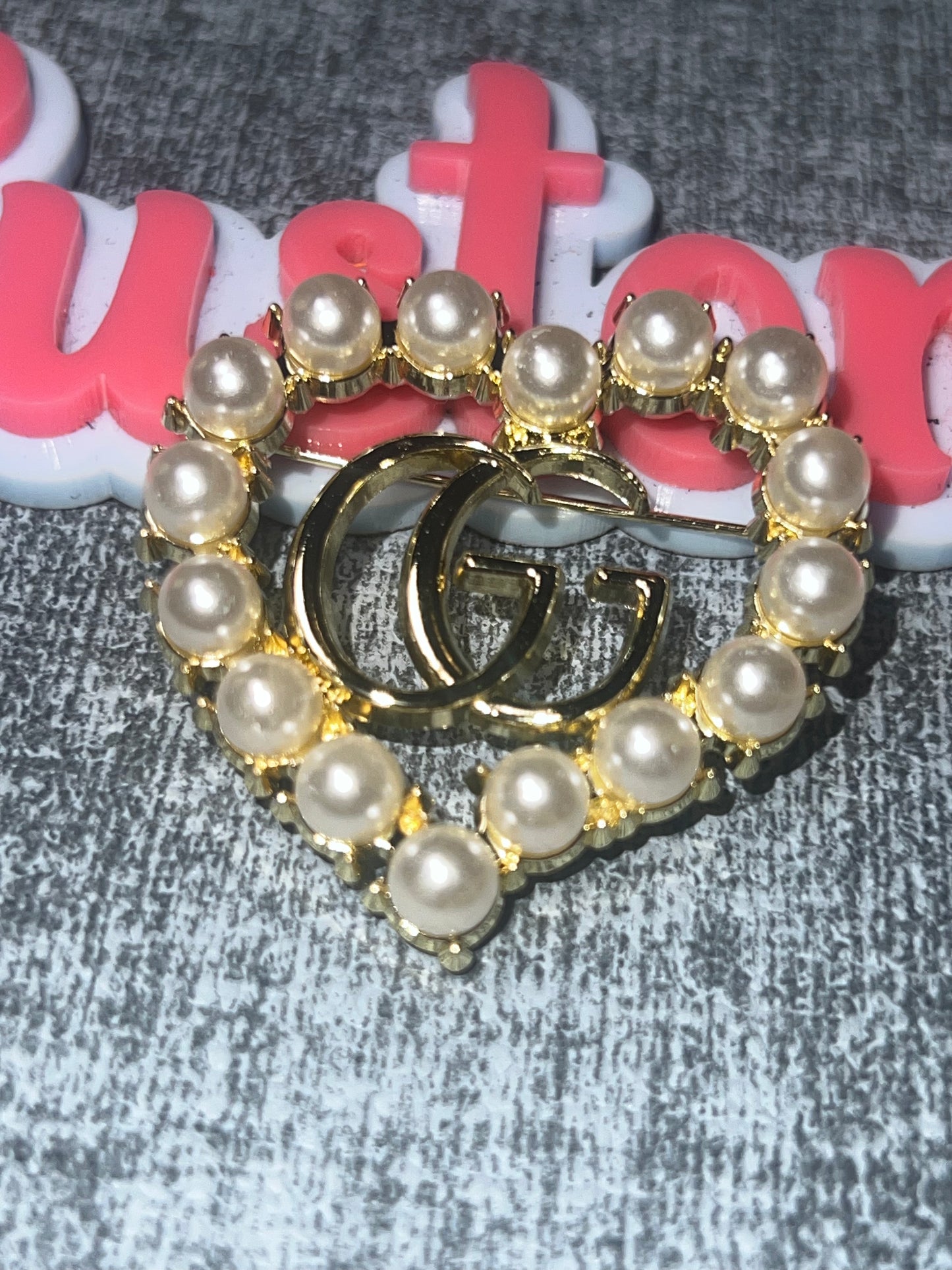 Pearl Heart Brooch Pin – Elegant Gold Tone Fashion Jewelry